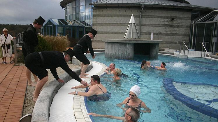 Gut gerüstet können die Badegäste der Therme Natur ins Jahr gehen. Am Neujahrstag verteilten die Schlotfeger Eiko und Ott-Norbert Grußka sowie Moritz Schmidtlein (von links) persönlich ihre Glücksbringer. Foto: Martin Rebhan