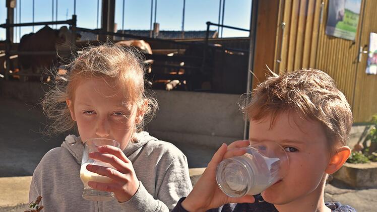 Dass Milch und Quarkbrot nicht nur gesund sind, sondern auch gut schmecken, davon überzeugten sich auch Johanna Marinos und Noah Weber. Foto: Gabi Arnold