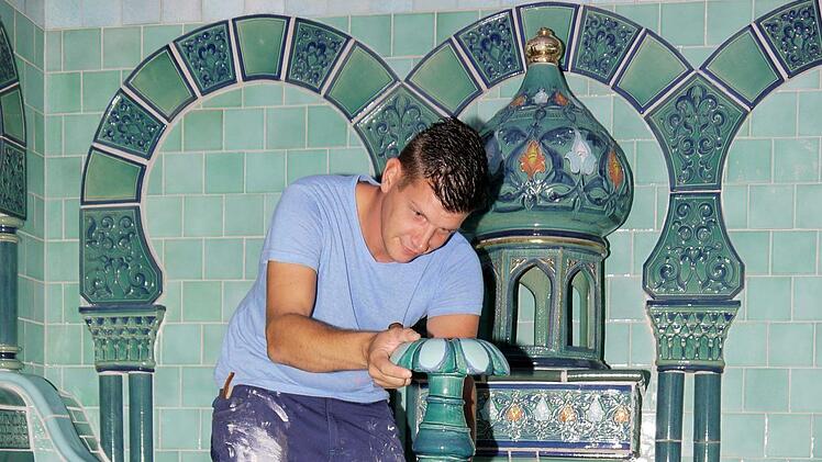Tino Tessmer baut den neuen Brunnen  ins Maurische Dampfbad ein.Foto: Berthold Köhler