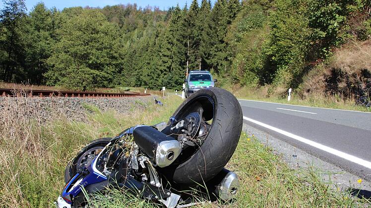 Motorradunfall am Sonntagnachmittag (16. September 2018): Ein 44-Jähriger verliert zwischen Steinwiesen und Nordhalben die Kontrolle über sein Gefährt. Foto: Andreas Schmitt