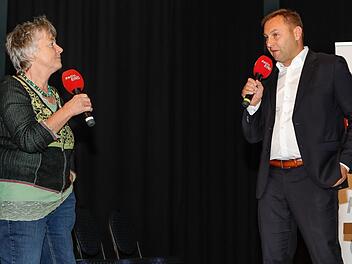Auf der Bühne trafen Edith Memmel (Grüne) und Jürgen Baumgärtner (CSU) bei der FT-Podiumsdiskussion aufeinander. Nach der Wahl könnten beide nun einer schwarz-grünen Regierung positive Seiten abgewinnen. Foto: Matthias Hoch