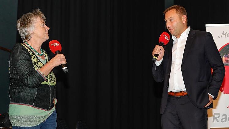 Auf der Bühne trafen Edith Memmel (Grüne) und Jürgen Baumgärtner (CSU) bei der FT-Podiumsdiskussion aufeinander. Nach der Wahl könnten beide nun einer schwarz-grünen Regierung positive Seiten abgewinnen. Foto: Matthias Hoch