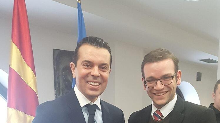 Markus Oesterlein (r.) mit dem damals amtierenden mazedonischen Außenminister Nikola Poposki. Foto: privat