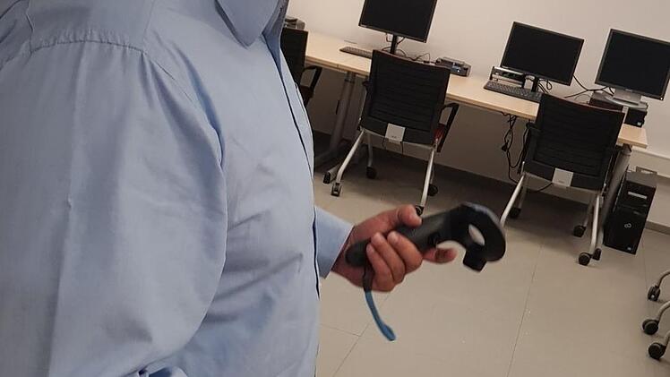 CT-Trainer Roland Finkbeiner demonstriert, wie man sich durch virtuelle Welten navigiert.
