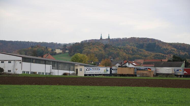 Der bisherige Standort, an dem CS Trans nicht bleiben und sich vergrößern kann, liegt im Tal zwischen Vierzehnheiligen und Kloster Banz, man würde ein paar hundert Meter nach Norden gehen. Fotos: Tobias Kindermann