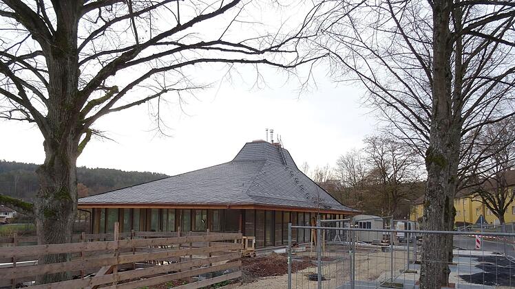Fast fertig: das neue Bürgerhaus von Wüstenahorn. Die Eröffnung ist für März geplant. Errichtet wurde das Gebäude an der Stelle der ehemaligen Postfiliale.Foto: Jochen Berger