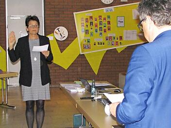 Die neue dritte Bürgermeisterin Birgit Kindler wird durch Bürgermeister Rolf Rosenbauer vereidigt.  Fotos: Norbert Karbach