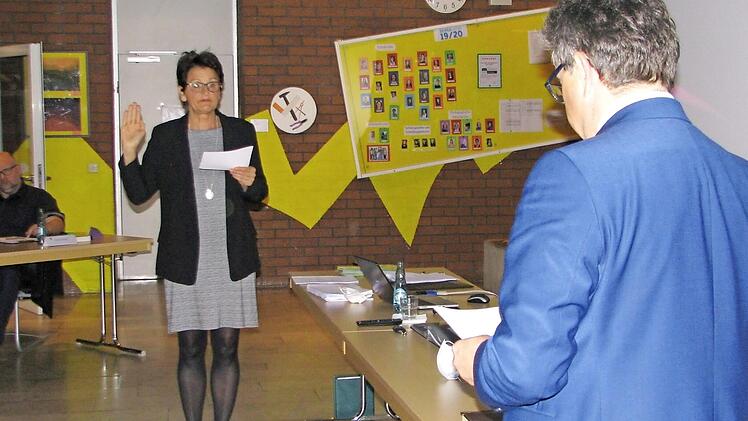 Die neue dritte Bürgermeisterin Birgit Kindler wird durch Bürgermeister Rolf Rosenbauer vereidigt.  Fotos: Norbert Karbach