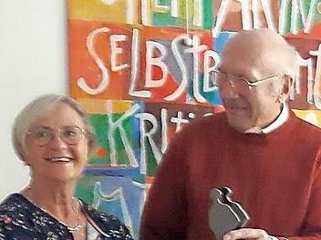 Heinz Kremer &uuml;bergibt aus Altersgr&uuml;nden die Leitung an Anita Klier. Dabei wurde auch eine Plastik weitergereicht.