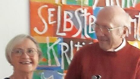 Heinz Kremer übergibt aus Altersgründen die Leitung an Anita Klier. Dabei wurde auch eine Plastik weitergereicht.