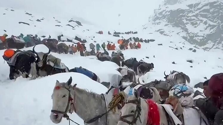Wanderer am Mount Everest durch Schneefall eingeschlossen
