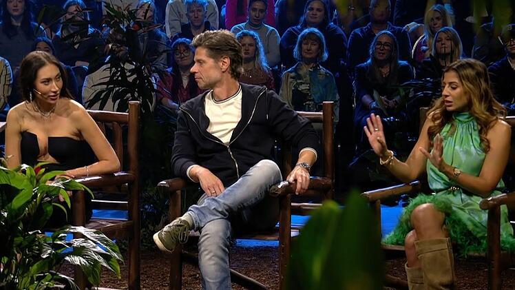 Stephen D&uuml;rr sitzt zwischen den Streithennen Samira (links) und Eva und am&uuml;siert sich sehr.