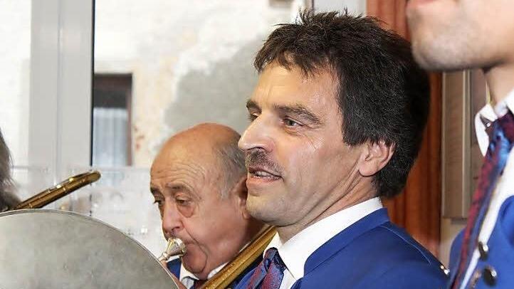 Helmut Schlembach, der Mann mit den Becken, zieht sich als Houfree-Sprecher zurück. Foto: Arnold Nöth
