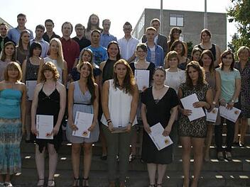 Eine Treppe voller Einser-Schüler: 39 Absolventen der Heinrich-Thein-Berufsschule Haßfurt wurden von der Regierung von Unterfranken für Leistungen mit Notenschnitten zwischen 1,0 und 1,5 ausgezeichnet. Foto: sw