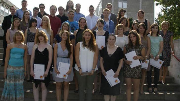 Eine Treppe voller Einser-Schüler: 39 Absolventen der Heinrich-Thein-Berufsschule Haßfurt wurden von der Regierung von Unterfranken für Leistungen mit Notenschnitten zwischen 1,0 und 1,5 ausgezeichnet. Foto: sw
