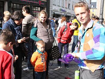 Jongleur Leinado bastelte aus Luftballons Tiere und Schwerter.