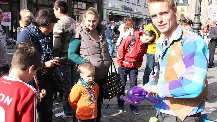 Jongleur Leinado bastelte aus Luftballons Tiere und Schwerter.