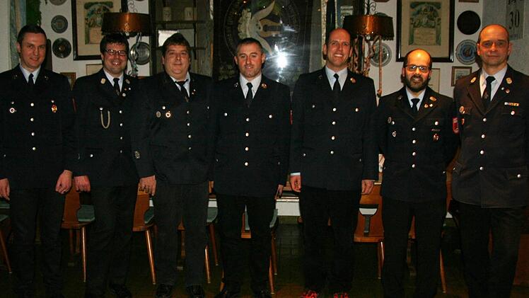 Für 25 Jahre aktiven Dienst bei der Diebacher Feuerwehr wurden geehrt: (von links) Jörn Gensler-Schöppner, Vositzender Steffen Schärpf, Michael Lutz, Ingo Schellenberger, Michael Kohlhepp, Torsten Fischer und Kommandant Dieter Ebert. Foto: Riccardo Looke