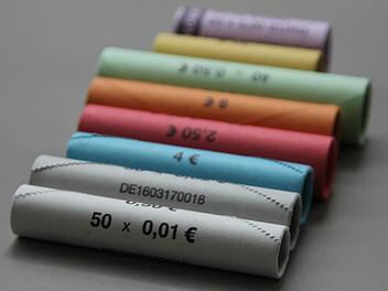 Wer von der Bank Münzrollen holt, muss dafür pro Rolle 25 bis 50 Cent zahlen, egal, ob es sich um Ein-Cent- oder Zwei-Euro-Münzen handelt.   Foto: Friedwald Schedel