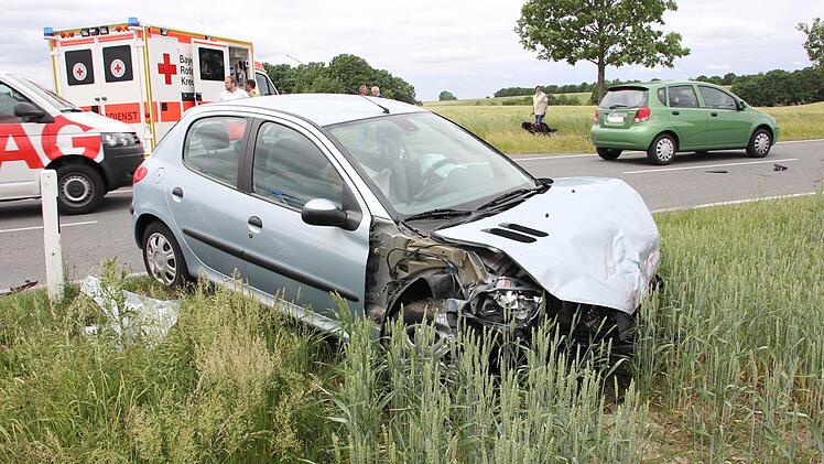 Auch der Peugeot wurde total beschädigt.  Foto: Friedwald Schedel