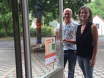Thea Keßler und Bernhard Gößmann-Schmitt schließen glücklich die Tür des Haus erLebenskunst nach der Kunstwoche.  Foto: Angelika Silberbach