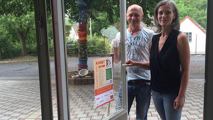 Thea Keßler und Bernhard Gößmann-Schmitt schließen glücklich die Tür des Haus erLebenskunst nach der Kunstwoche.  Foto: Angelika Silberbach