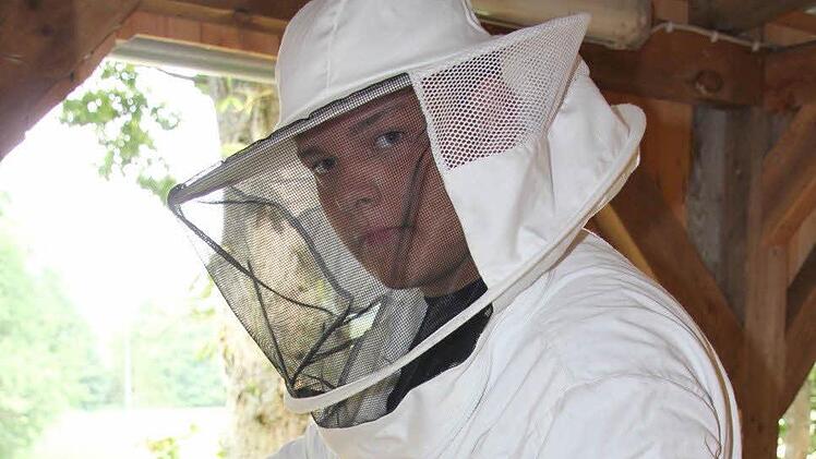 Wohlgenährt sind Jakobs Bienen, wie er anhand einer Wabe zeigt.