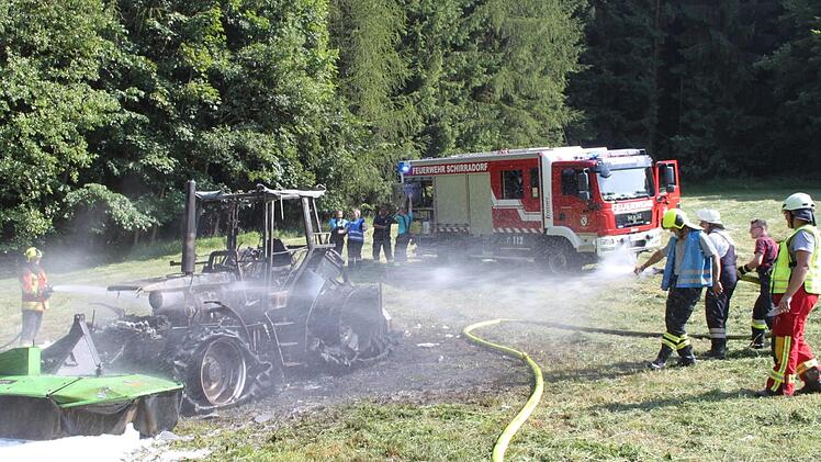 Die Flammen konnten schnell gelöscht werden. Die Wehrkräfte haben so ein Übergreifen auf den Wald verhindert. Foto: Alexander Hartmann