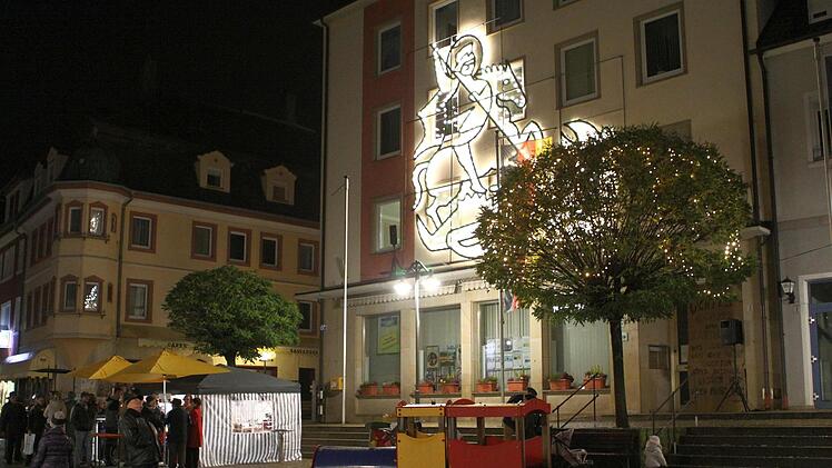Ruhe vor dem Sturm, nur St. Georg "strahlt" an der Rathauswand. Foto: Thomas Dill
