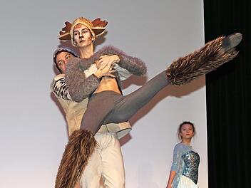 Jugendliche der Ballettschule Spreitzer-Breyer umrahmten das Programm mit Ausschnitten aus dem Film "Eiskönigin Elsa".  Foto: Wolfgang Desombre