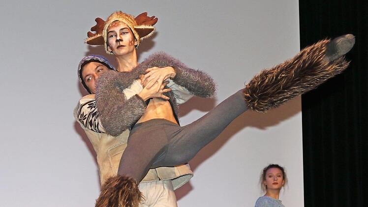 Jugendliche der Ballettschule Spreitzer-Breyer umrahmten das Programm mit Ausschnitten aus dem Film "Eiskönigin Elsa".  Foto: Wolfgang Desombre