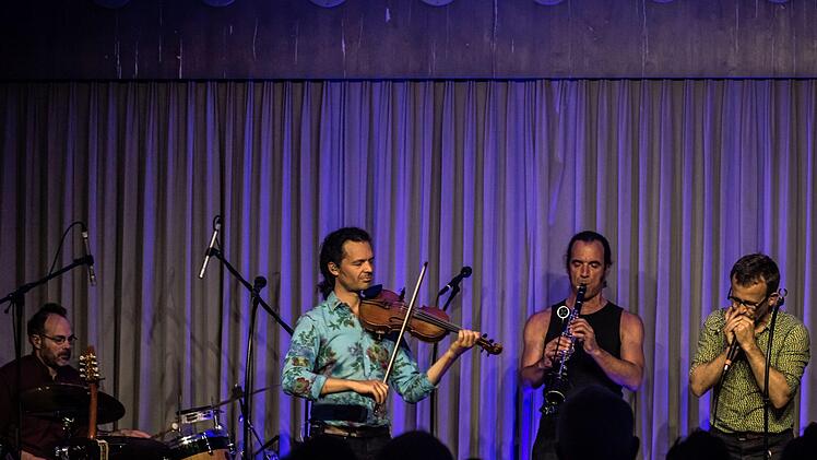 Coburg-Debüt: Das Ensemble "Trams des Balkans" beeindruckte die Zuhörer bei "Leise am Markt".Foto: Jochen Berger
