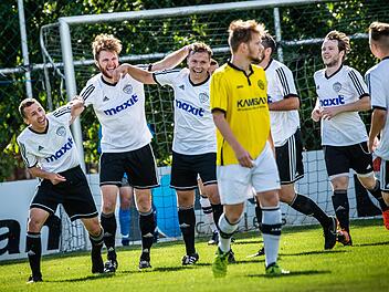 Lange Zeit hatten die Kasendorfer (weiße Trikots) vergangenen Spieltag Grund zu Freude, doch in der 86. Minute glich die SpVgg Bayreuth II zum 2:2 aus und zerstörte so die Hoffnung des SSV auf einen Heimsieg.  Foto: Alexander Muck