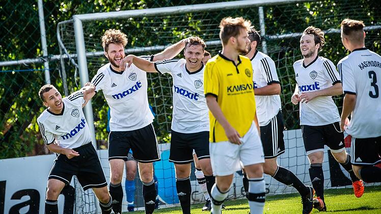 Lange Zeit hatten die Kasendorfer (weiße Trikots) vergangenen Spieltag Grund zu Freude, doch in der 86. Minute glich die SpVgg Bayreuth II zum 2:2 aus und zerstörte so die Hoffnung des SSV auf einen Heimsieg.  Foto: Alexander Muck