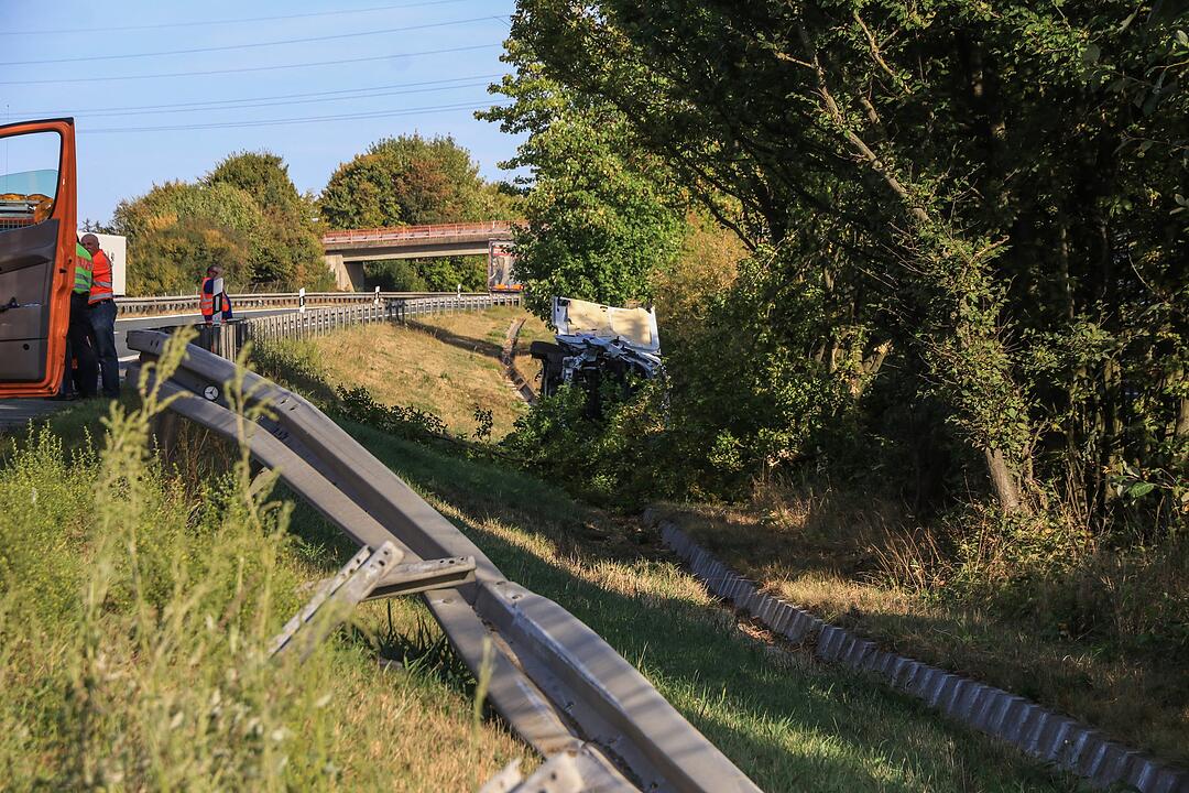 Auf der A70 bei Stadelhofen: Transporter  durchbricht Leitplanke – zwei Verletzte