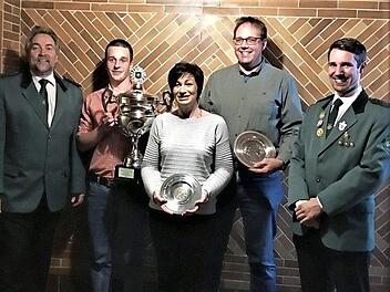 Herbstkönig wurde bei den Stockheimer Schützen mit einem 79,7-Teiler souverän Jonas Schülner (Zweiter von links). Mit im Bild (von links) Vorsitzender Frank Oberkofler, Daniela Eisenbeiß, Olaf Meißner sowie 1. Schützenmeister Michel Dyckerhoff.  Foto: Repro: Gerd Fleischmann