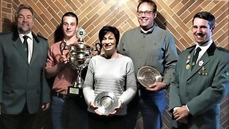 Herbstkönig wurde bei den Stockheimer Schützen mit einem 79,7-Teiler souverän Jonas Schülner (Zweiter von links). Mit im Bild (von links) Vorsitzender Frank Oberkofler, Daniela Eisenbeiß, Olaf Meißner sowie 1. Schützenmeister Michel Dyckerhoff.  Foto: Repro: Gerd Fleischmann