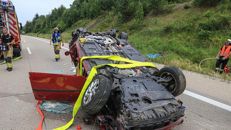 Im Landkreis Coburg ist am Montag ein schwerer Unfall passiert, bei dem ein Auto auf dem Dach auf der A73 landete. Foto: NEWS5 / Merzbach