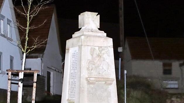 Vom Blitzlicht erhellt: das Kriegerdenkmal in Birkenfeld. K&uuml;nftig werden die Kosten f&uuml;r den Stromanschluss, die Beleuchtung und den Strom f&uuml;r die Wasserpumpe im Dorfbrunnen von der Gemeinde Maroldsweisach vollst&auml;ndig &uuml;bernommen. Der Gemeinderat billigte einen entsprechenden Antrag.  Foto: Helmut Will