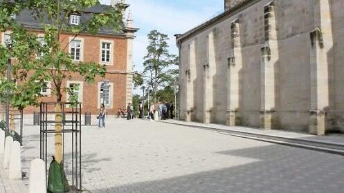 Auf dem neu gestalteten Platz sind mehrere Parkplätze entstanden, die ab sofort genutzt werden können.