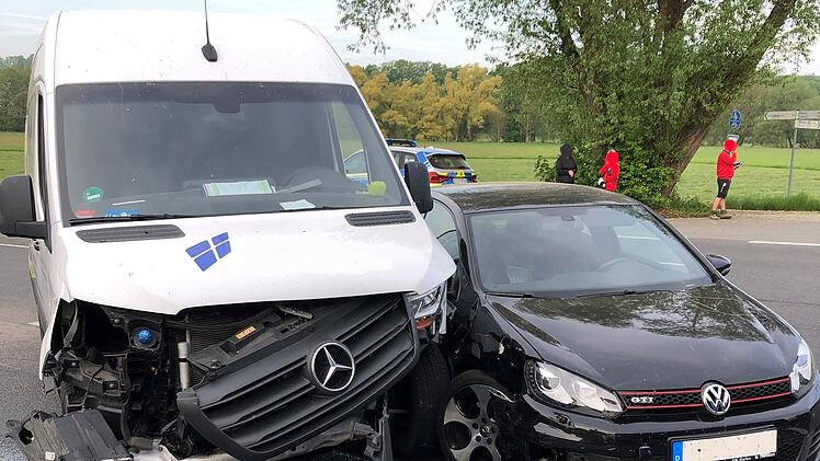 Unfall im Landkreis Coburg: Beifahrerin leicht verletzt
