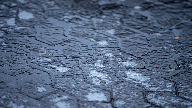 Blitzeis-Unfall in Untersiemau: Radfahrer (38) verletzt sich bei Sturz