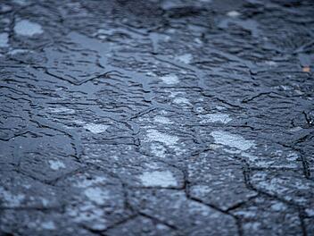 Blitzeis-Unfall in Untersiemau: Radfahrer (38) verletzt sich bei Sturz