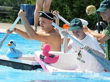 Huch, einige Teams haben wohl Badewannenrennen mit Badewannen-Scooter verwechselt. Aber natürlich sollte man die anderen Badewannen nicht rammen.  Fotos: Sonja Adam