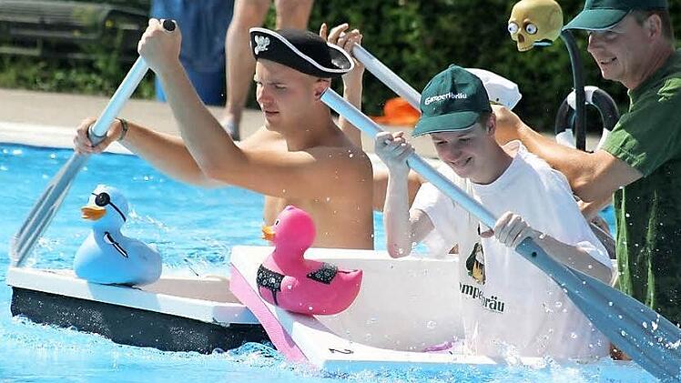 Huch, einige Teams haben wohl Badewannenrennen mit Badewannen-Scooter verwechselt. Aber natürlich sollte man die anderen Badewannen nicht rammen.  Fotos: Sonja Adam