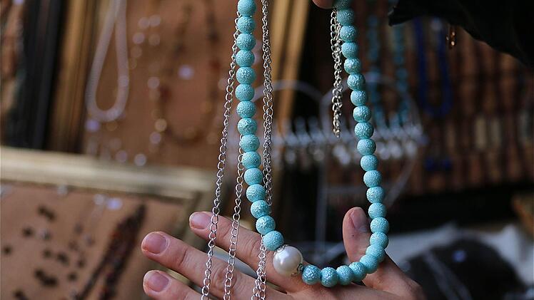 Am Rand des Festes gab es handgemachten Schmuck aus Diebach. Foto: Gerd Schaar