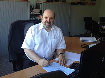 Auch der letzte offizielle Schultag in 40 Dienstjahren begann für Ullrich Fischer am Freitag in seinem Büro. Schließlich waren die letzten Zeugnisse zu unterzeichnen. Ulrich Fischer verlässt jetzt die Haßfurter Realschule und geht in den Ruhestand.  Fotos: Sabine Weinbeer