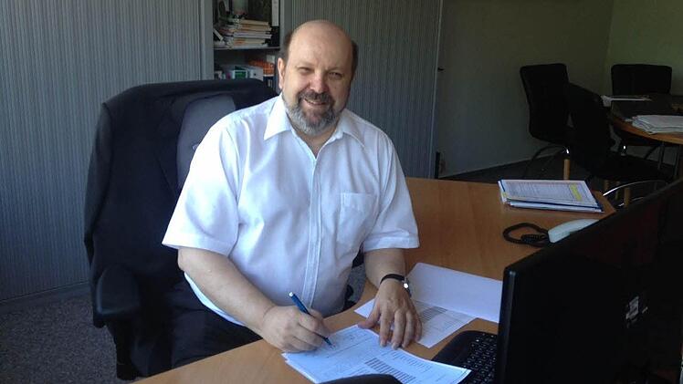 Auch der letzte offizielle Schultag in 40 Dienstjahren begann für Ullrich Fischer am Freitag in seinem Büro. Schließlich waren die letzten Zeugnisse zu unterzeichnen. Ulrich Fischer verlässt jetzt die Haßfurter Realschule und geht in den Ruhestand.  Fotos: Sabine Weinbeer