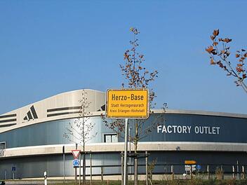 Das Ortsschild "Herzo-Base" erinnert an die ursprüngliche Nutzung des Geländes. Foto: Manfred Welker