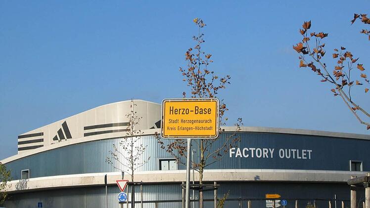 Das Ortsschild "Herzo-Base" erinnert an die ursprüngliche Nutzung des Geländes. Foto: Manfred Welker